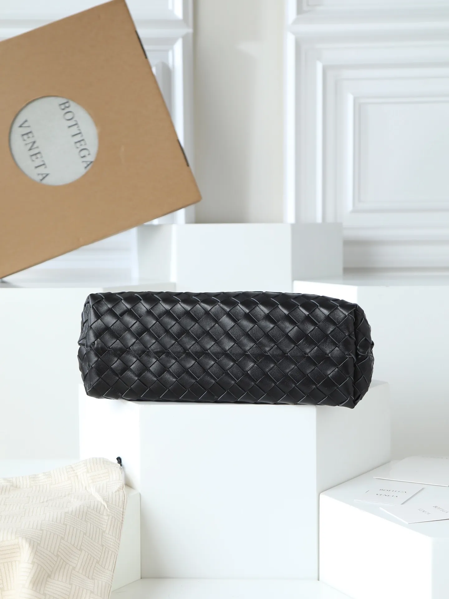 1550. Andiamo is shipping‼ ️Really popular🔥The new Andiamo woven handbag launched by Bottega Veneta this season is really popular all over the world! ! Celebrities at home and abroad have worn it, and Oscar-winning actress Michelle Yeoh has taken it out on the street. Song Jia, Trai Yala, Yu Feihong, Sanji Ayaka, Rosie Hunting-Whiteley, Yoshioka Riho, etc. have all worn this bag. It is classic and versatile and shows off your temperament, and the bag capacity is also large, which is very convenient for daily commuting! ! A variety of carrying methods, the shoulder straps can be adjusted by yourself, the original lambskin feels soft and delicate, and the unisex style breaks gender boundaries and brings a more practical and longer-lasting use experience. Andiamo, which has both elegant and casual styles, perfectly interprets the true appearance of "fashionable old money style". Style number: 766016 Size: 32*24*12